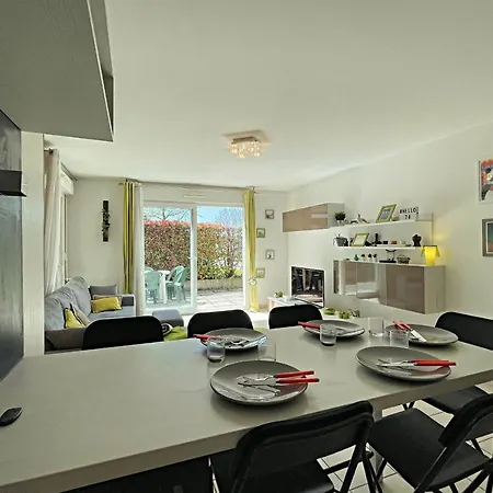 Beautiful T4 Parking Large Terrace Apartment Annecy